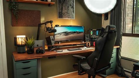 Modern Desk Setup Makeover For a Software Engineer at Expedia ...