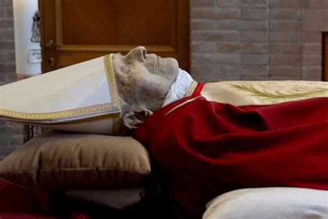 Papa Ratzinger Aperte Le Grotte Vaticane Decine Di Turisti In Fila