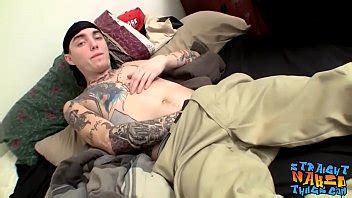 Matón hetero con tatuajes se la pajea como loco y se corre XVIDEOS