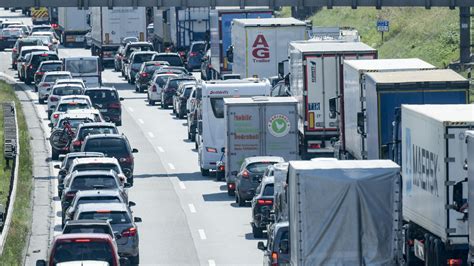 Adac Sicher Ferienbeginn Sorgt F R Lange Staus Auf Autobahnen