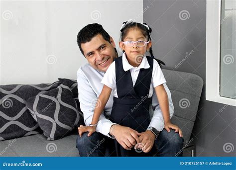 Pai Solteiro Divorciado Sua Filha Morena Latina De Anos De Idade Na Escola Uniforme