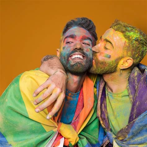 Couple Gay Ludique Aux Couleurs De L Arc En Ciel Photo Gratuite