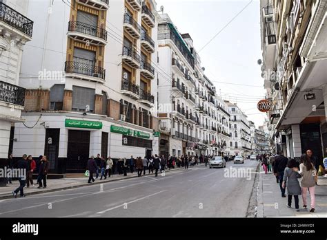 Foule De Personnes Marchant Dans La Rue Didouche Mourad Dans Le Centre