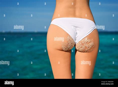 Belle Femme Sablonneuse Fesses Sur La Plage Concept De Vacances D T Femme En Bikini Blanc