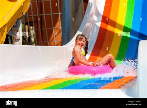 Kind Im Bikini Schiebe Wasserpark Stockfotografie Alamy