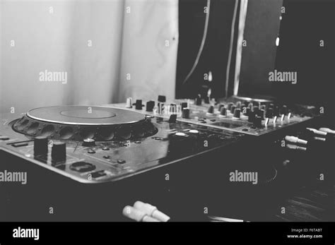 DJ deck and mixer equipment Stock Photo - Alamy