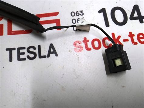 7 Датчик закрытия крышки багажника Tesla model X 1046256-00-B