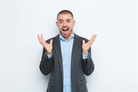 Retrato De Un Hombre Sobre Un Fondo Blanco Foto Premium