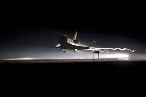 Space shuttle,landing,night,runway,astronaut - free image from needpix.com