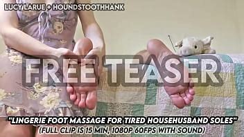 Massage des pieds en lingerie pour les pieds fatigués des hommes au foyer XVIDEOS