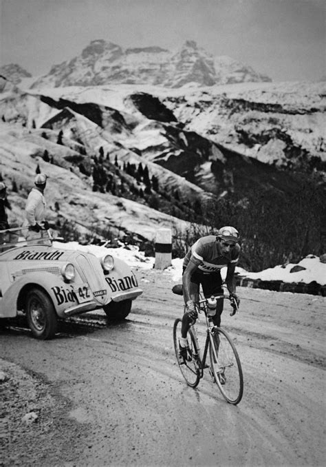 Museo Nicolis Fausto Coppi Sul Passo Del Pordoi Seguito Dalla Bianchi