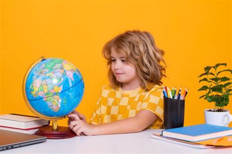 Étudiant D école Apprenant En Classe Regardant Le Globe Pendant La