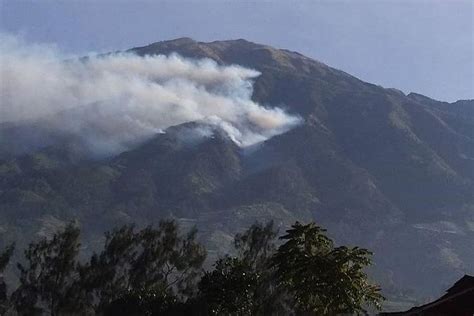 Foto Kebakaran Hutan Gunung Merbabu Merembet Ke Puncak Hingga