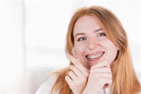 Cuidados Dentários Menina Sorridente Com Aparelho Nos Dentes Segura