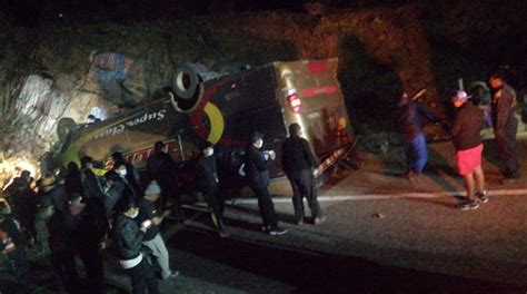 Un bus vuelca en la ruta Sucre Yamparáez Los Tiempos