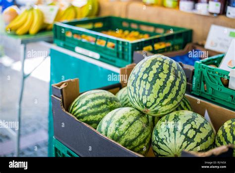 Bunte Wassermelonen Fotos Und Bildmaterial In Hoher Auflösung Alamy