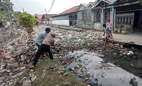 Sampah Menyelimuti Kali Kaya Teluk Naga Kab Tangerang Dikeluhkan Warga