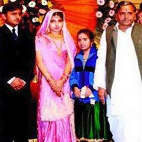 Akhilesh Yadav and Dimple Yadav’s wedding picture | Sneak- peek into the love story of Akhilesh ...