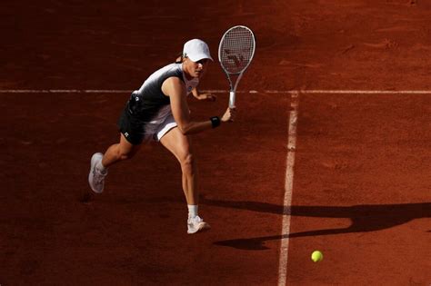 Roland Garros Δοκιμάστηκε στο πρώτο σετ αλλά πέρασε η Σφιόντεκ vid