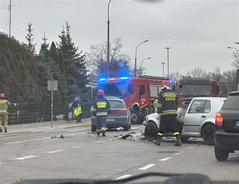 Wypadek Na Skrzy Owaniu Poleskiej Z W Kiennicz Renault Zderzy O Si