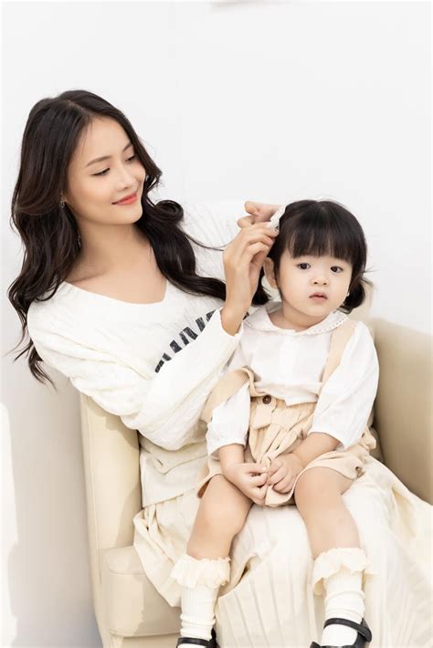 HOT Bạn trai bí mật Trương Mỹ Nhân lộ diện còn khoe con gái 2 tuổi đây này Showbiz Việt