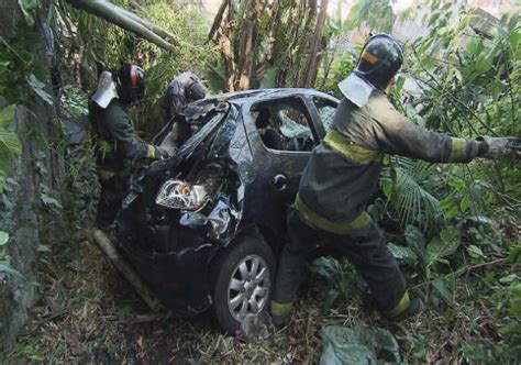 G1 Veículo 4 pessoas cai em barranco e quase atinge casa