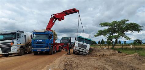 Heavy Duty Howo Towing And Recovery Truck With Crane 180t Wrecker Truck