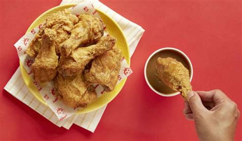 jollibee bringing  fried chicken fare  sterling heights