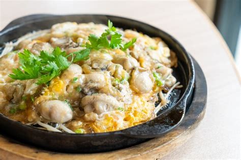 Premium Photo Oyster Omelette With Bean Sprout On Hot Pan