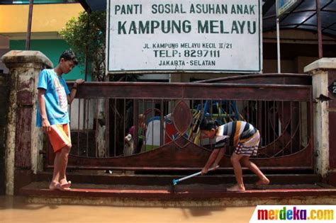 Foto Banjir Surut Panti Asuhan Di Kampung Melayu Mulai Dibersihkan