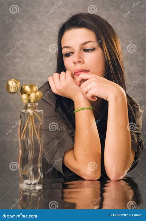 Mooie Jonge Brunette Met Feestelijk Decor Stock Afbeelding Image Of Brunette Jong