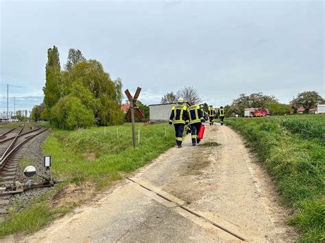 Pkw Kommt Von Fahrbahn Ab Und Landet In Graben Neben Bahngleis