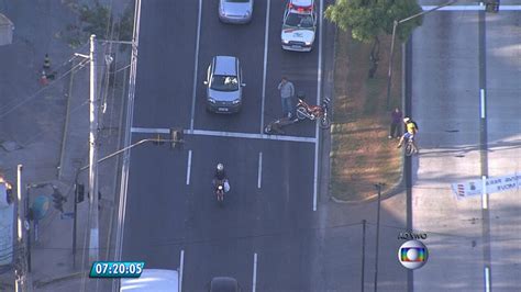 Vídeo Acidente motociclista deixa trânsito lento na Avenida