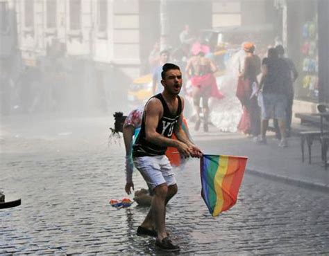 El brutal ataque de la policía durante la manifestación del Orgullo Gay en Estambul CromosomaX