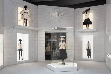 Модният свят онемя от умопомрачителната изложба "Christian Dior ...