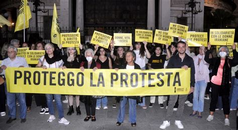 Palermo Fiaccolata Al Politeama Per Le Donne Iraniane Oppresse Dal