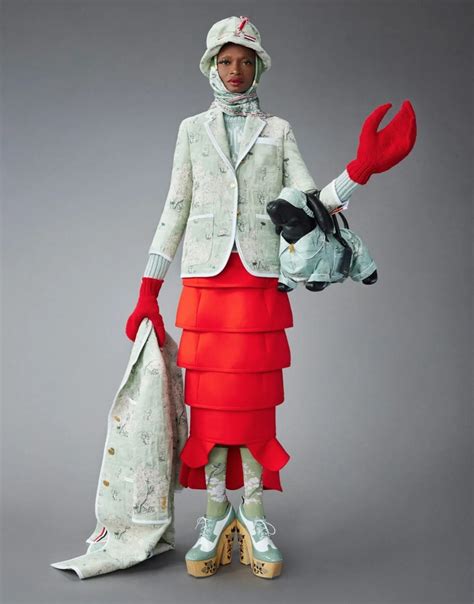 Thay vì để ăn người Tây lại đưa con này lên quần áo và nó thành hot trend