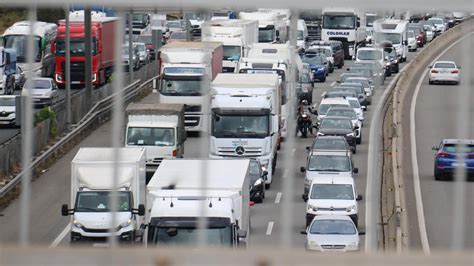 Un accident múltiple provoca retencions de fins a 16 quilòmetres a l AP 7