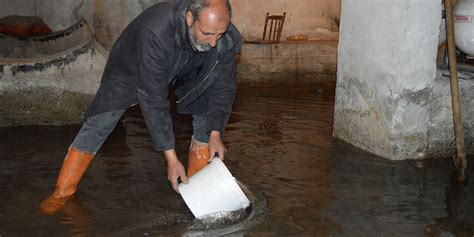 Depremden bir hafta sonra bodrum kat su ile dolmaya başladı Kaynağı