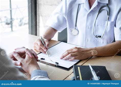 El Doctor Profesional En La Discusi N Uniforme Blanca De La Capa Y Del