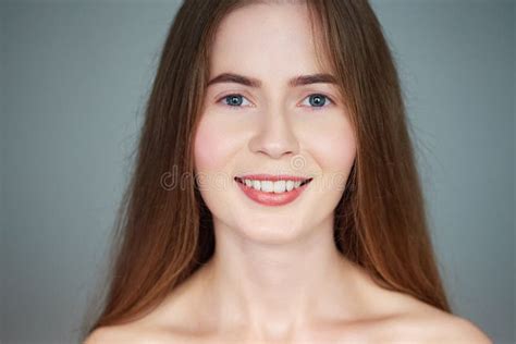 Het Natuurlijke Lichte Dichte Omhooggaande Schoonheidsportret Van Mooie Blonde Vrouw Met Blauwe