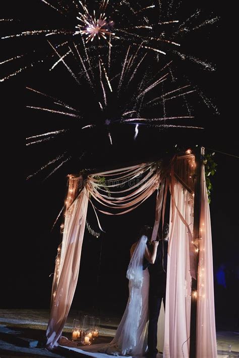 Feliz Abrazo Novia Y Novio Viendo Hermosos Fuegos Artificiales De