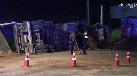 V Deo Batida Entre Duas Carretas E Um Carro Deixa Quatro Pessoas