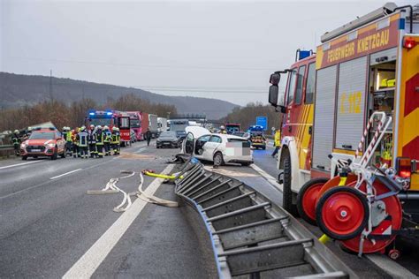 Nach Reifenplatzer Laster rammt Auto und stürzt Böschung hinab