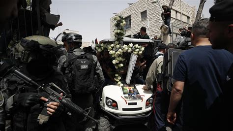 El Ejército Israelí Carga En El Funeral En Jerusalén De La Periodista