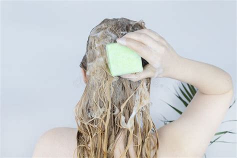 Haarshampoo Schlie Ung Eines Blonden M Dchens Im Badezimmer Das Sich