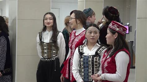 Казахская национальная одежда покоряет мировую fashion индустрию - YouTube
