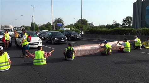 Roma Attivisti Ultima Generazione Bloccano Il Gra La Terza Volta In