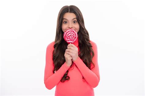 Adolescente con piruleta niño comiendo piruletas de azúcar niños dulces