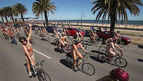 Đạp xe nude gây choáng váng tại Úc